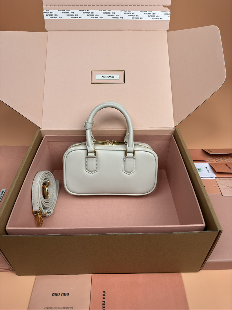 MiuMiu アルカディ レザー ミニバッグ オフホワイト 5BP088_ACR3_F0K74_V_OOO ゴールド金具 手提げバッグ 小さめ ブランド - 画像 (8)