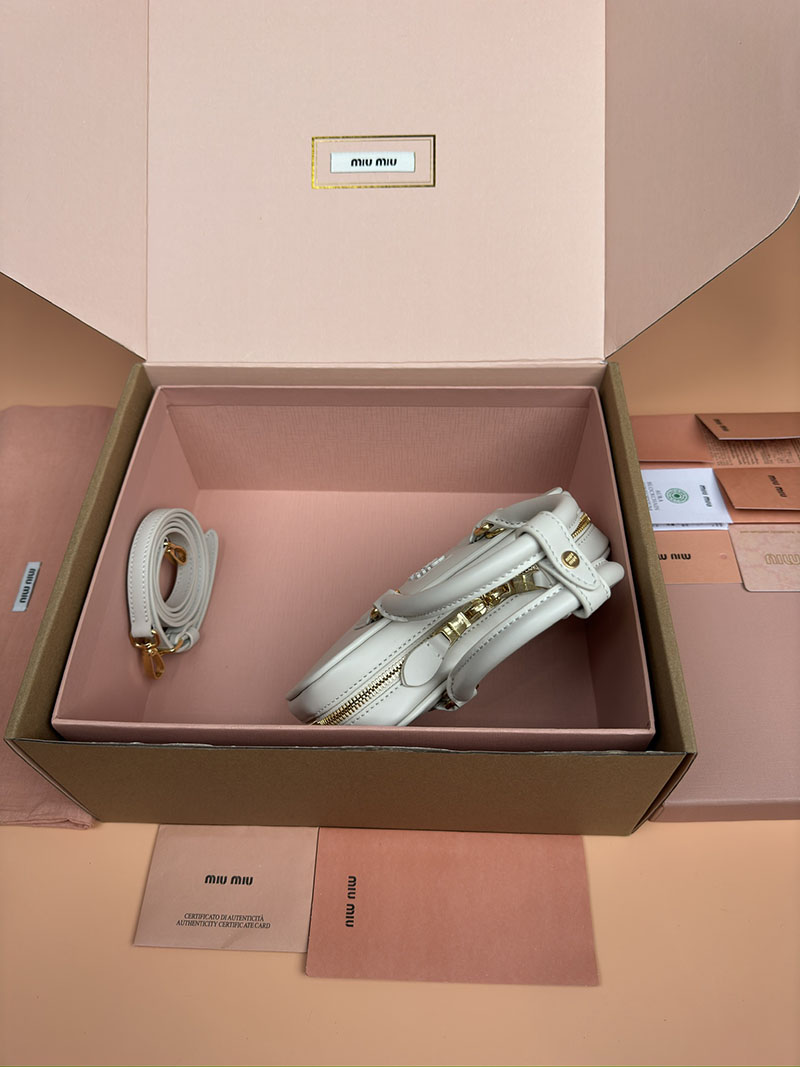 MiuMiu アルカディ レザー ミニバッグ オフホワイト 5BP088_ACR3_F0K74_V_OOO ゴールド金具 手提げバッグ 小さめ ブランド - 画像 (6)