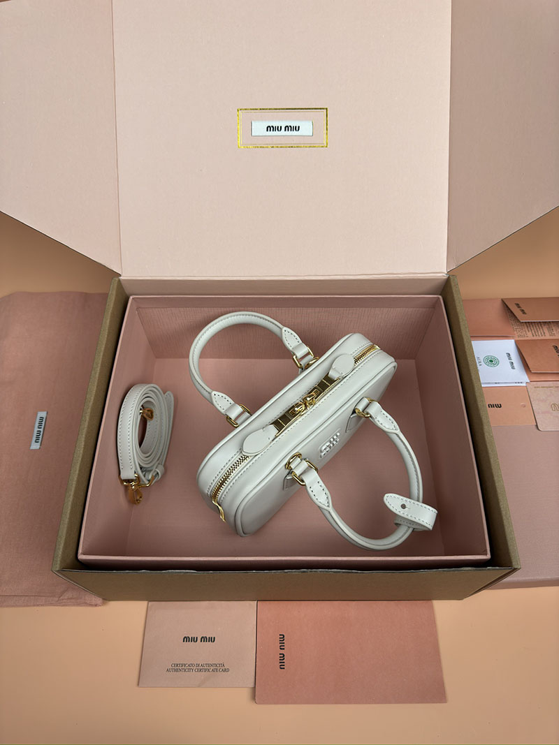MiuMiu アルカディ レザー ミニバッグ オフホワイト 5BP088_ACR3_F0K74_V_OOO ゴールド金具 手提げバッグ 小さめ ブランド - 画像 (5)