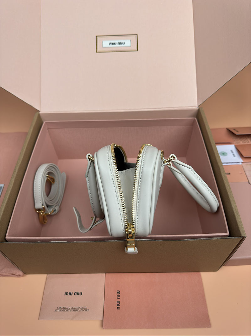 MiuMiu アルカディ レザー ミニバッグ オフホワイト 5BP088_ACR3_F0K74_V_OOO ゴールド金具 手提げバッグ 小さめ ブランド - 画像 (4)