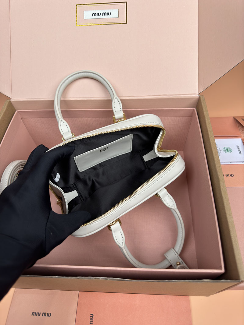 MiuMiu アルカディ レザー ミニバッグ オフホワイト 5BP088_ACR3_F0K74_V_OOO ゴールド金具 手提げバッグ 小さめ ブランド - 画像 (3)