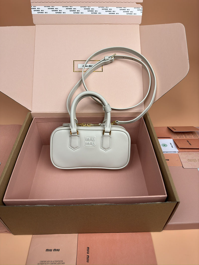 MiuMiu アルカディ レザー ミニバッグ オフホワイト 5BP088_ACR3_F0K74_V_OOO ゴールド金具 手提げバッグ 小さめ ブランド - 画像 (2)