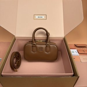 手提げバッグ 小さめ ブランド