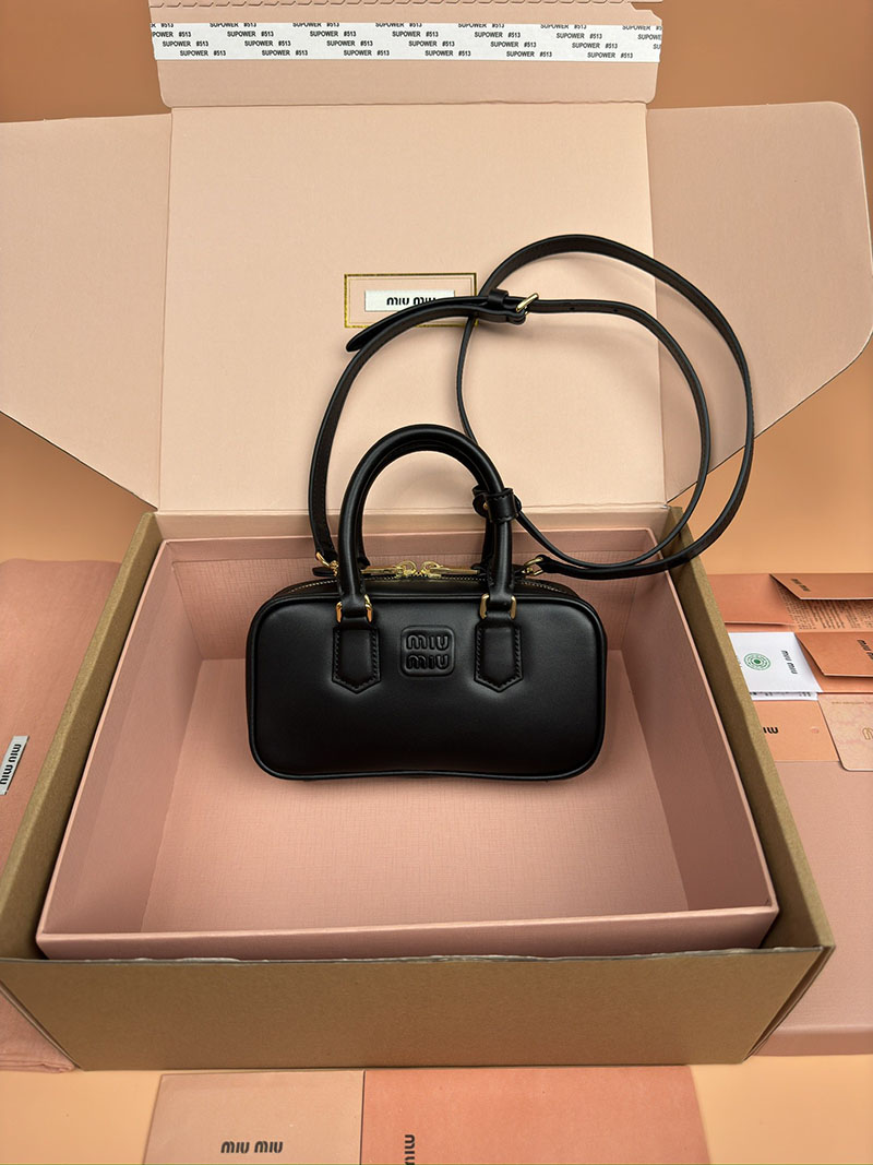 MiuMiu アルカディ レザー ミニバッグ ブラック 5BP088_ACR3_F0002_V_OOO ゴールド金具 手提げバッグ 小さめ ブランド - 画像 (2)