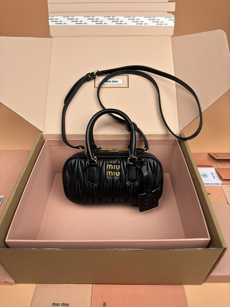 MiuMiu アルカディ マテラッセレザー ミニバッグ ブラック 5BP088_AN88_F0002_V_OOO ゴールド金具 レディース ミニバッグ - 画像 (2)