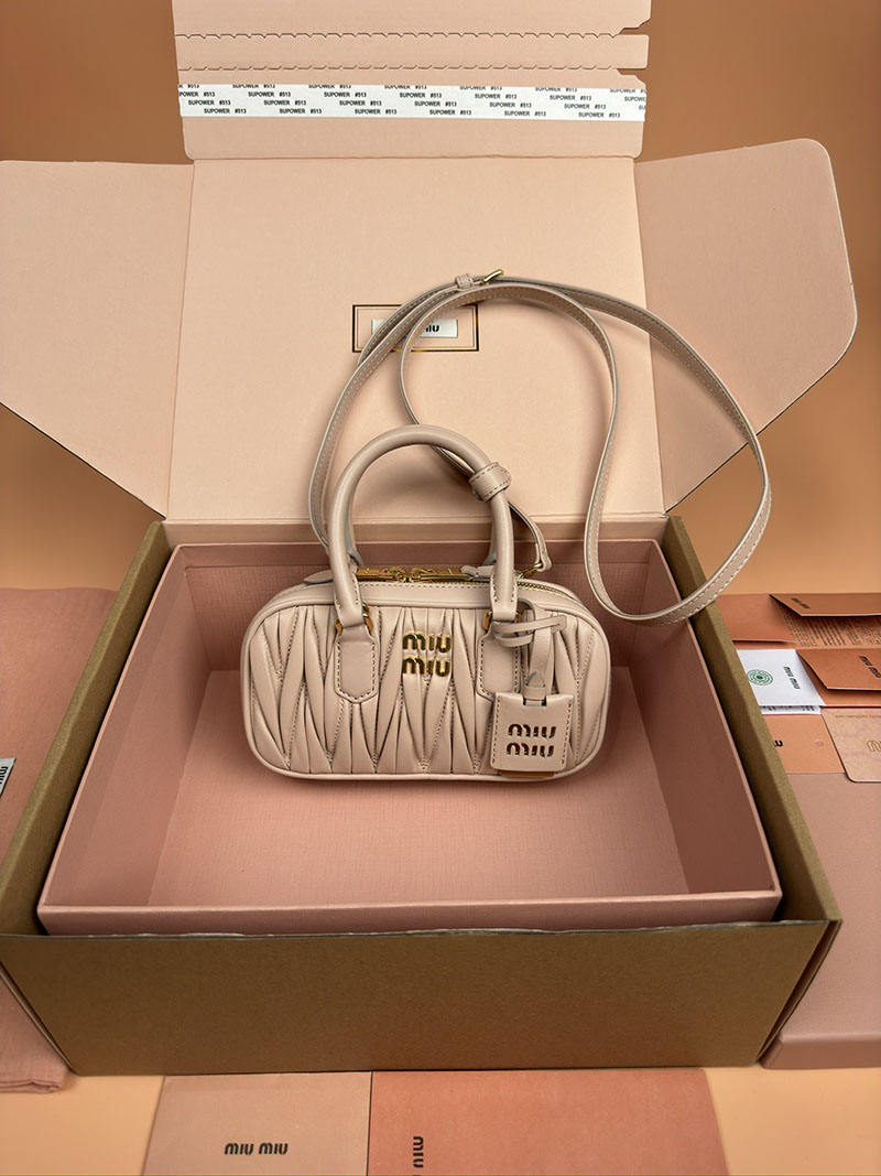MiuMiu アルカディ マテラッセレザー ミニバッグ ピンクベージュ 5BP088_AN88_F0236_V_OOO ゴールド金具 レディース ミニバッグ - 画像 (2)