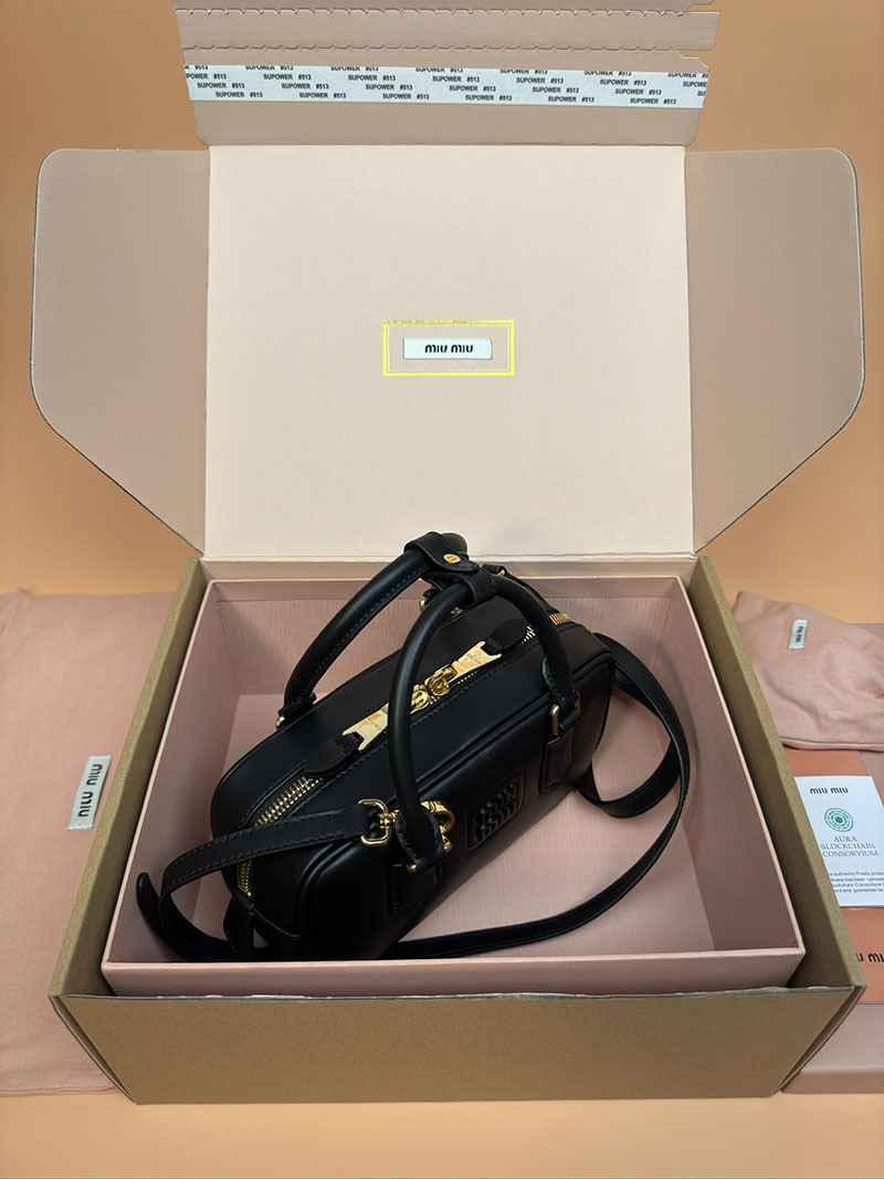 MiuMiu アルカディ レザー バッグ ブラック 5BB142_2CR3_F0002_V_OON ゴールド金具 大人可愛いバッグ40代 - 画像 (4)