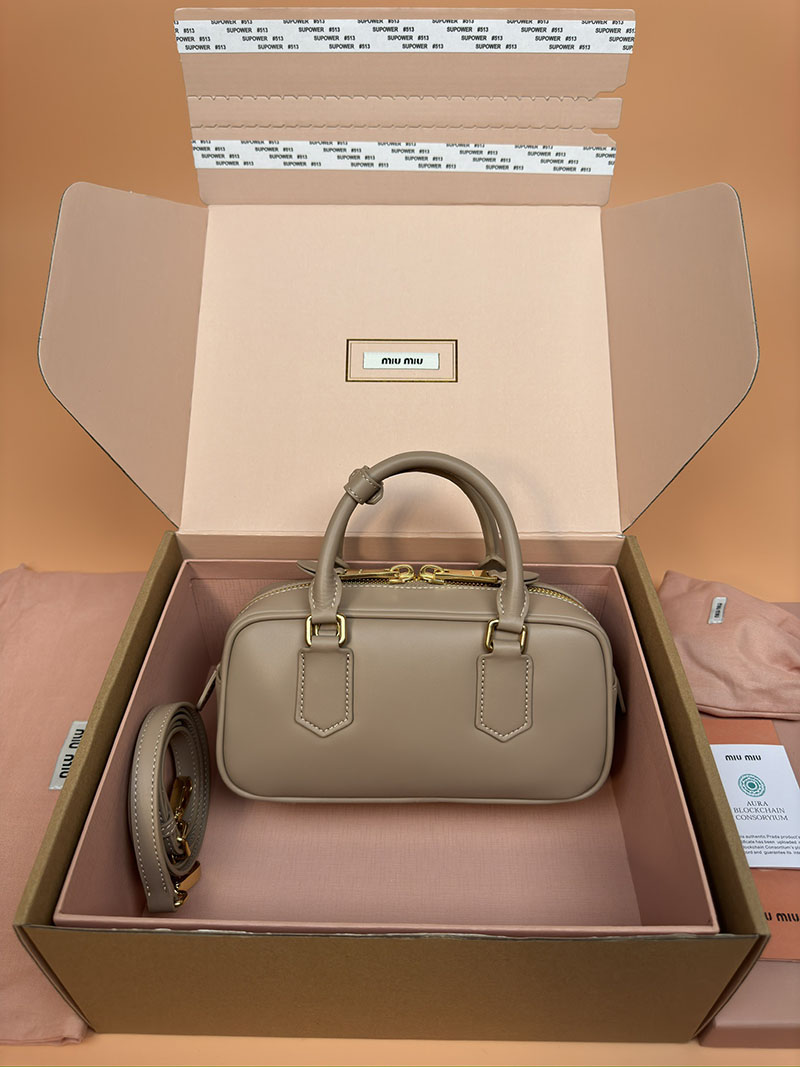 MiuMiu アルカディ レザー バッグ グレー 5BB142_2CR3_F0572_V_OON ゴールド金具 大人可愛いバッグ40代 - 画像 (9)