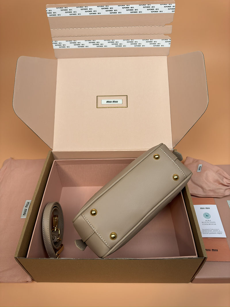 MiuMiu アルカディ レザー バッグ グレー 5BB142_2CR3_F0572_V_OON ゴールド金具 大人可愛いバッグ40代 - 画像 (7)
