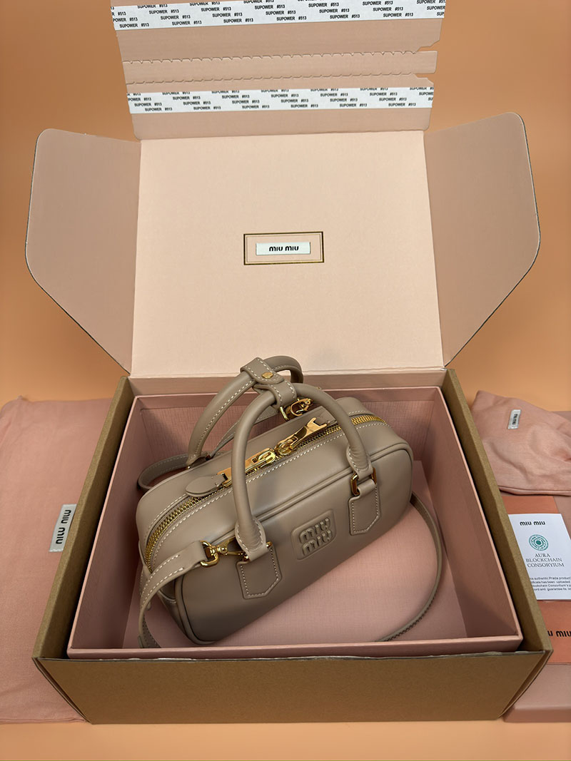 MiuMiu アルカディ レザー バッグ グレー 5BB142_2CR3_F0572_V_OON ゴールド金具 大人可愛いバッグ40代 - 画像 (5)