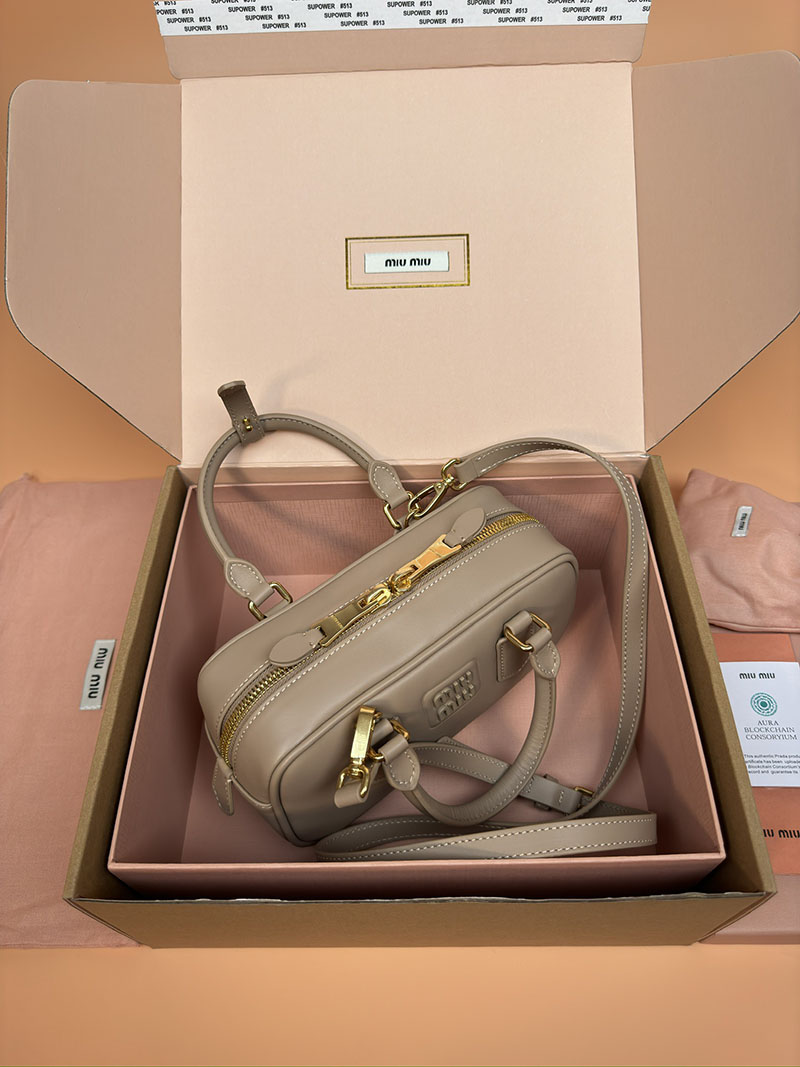 MiuMiu アルカディ レザー バッグ グレー 5BB142_2CR3_F0572_V_OON ゴールド金具 大人可愛いバッグ40代 - 画像 (4)