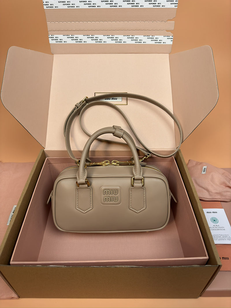 MiuMiu アルカディ レザー バッグ グレー 5BB142_2CR3_F0572_V_OON ゴールド金具 大人可愛いバッグ40代 - 画像 (2)