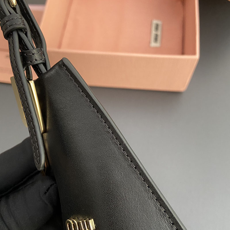 最高級MiuMiuスーパーコピー ミュウミュウキーホルダーコピー レザー トリック 5TL514_2CRM_F0002 ブラック ゴールド金具 バッグチャーム 流行り - 画像 (3)