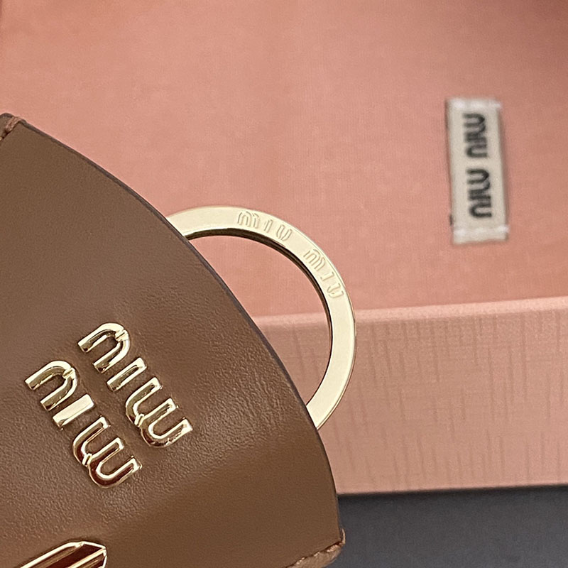 最高級MiuMiuスーパーコピー ミュウミュウキーホルダーコピー レザー トリック 5TL514_2CRM_F0046 コニャック ゴールド金具 バッグチャーム 流行り - 画像 (5)