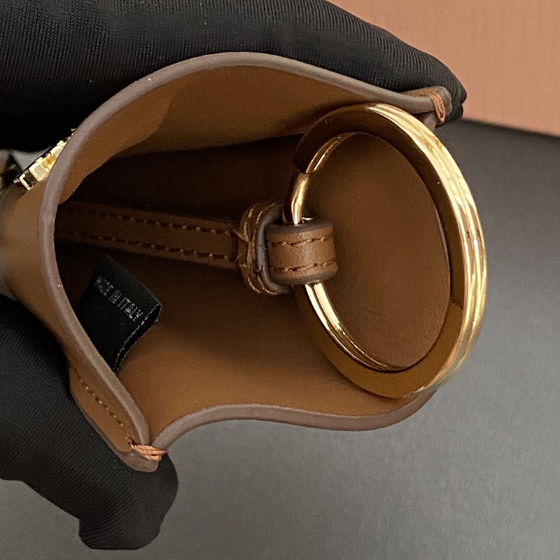 最高級MiuMiuスーパーコピー ミュウミュウキーホルダーコピー レザー トリック 5TL514_2CRM_F0046 コニャック ゴールド金具 バッグチャーム 流行り - 画像 (4)
