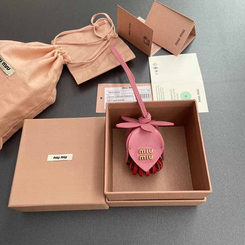 最高級MiuMiuスーパーコピー レザー トリック 5TL498_2CQS_F0J22 ピンク/レッド ゴールド金具 バッグチャーム 大人可愛い ブランド - 画像 (3)