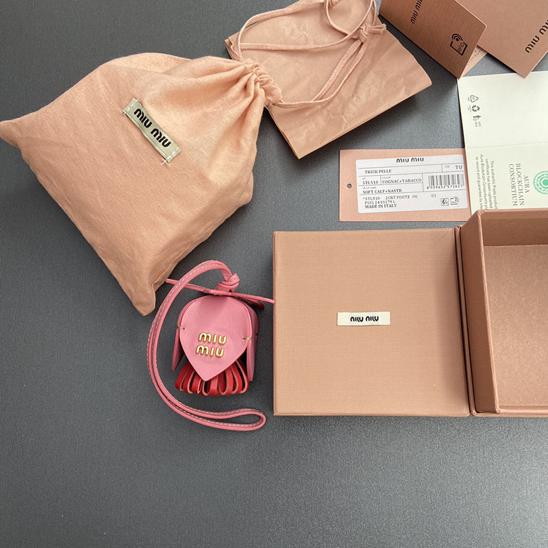 最高級MiuMiuスーパーコピー レザー トリック 5TL498_2CQS_F0J22 ピンク/レッド ゴールド金具 バッグチャーム 大人可愛い ブランド - 画像 (2)