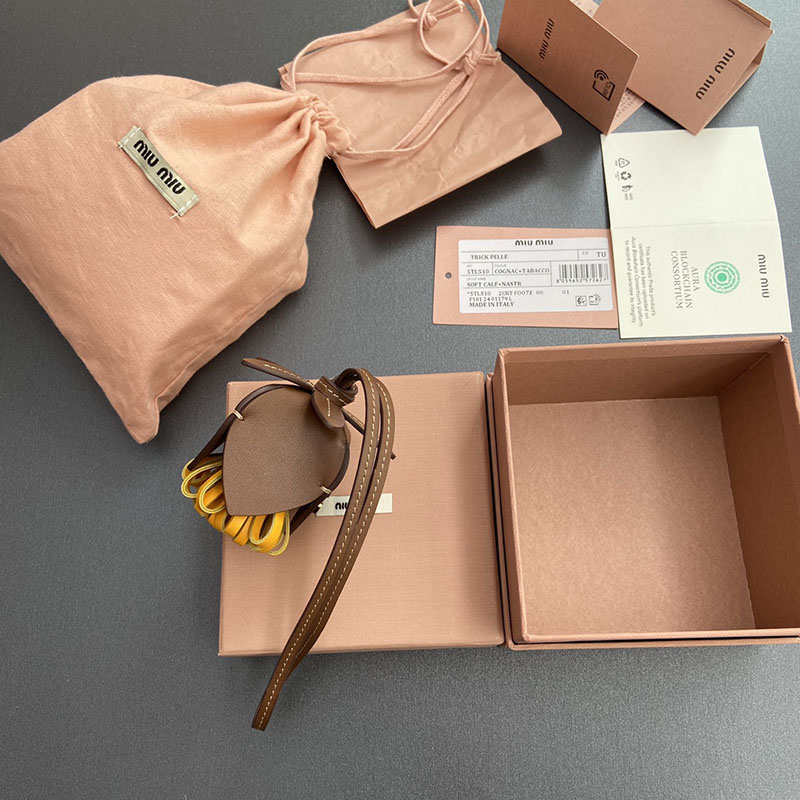 最高級MiuMiuスーパーコピー レザー トリック 5TL498_2CQS_F03YH Cognac/Ochre ゴールド金具 バッグチャーム 大人可愛い ブランド - 画像 (9)