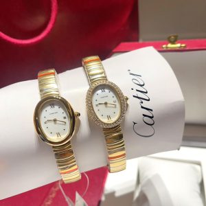 カルティエの時計をしている女性