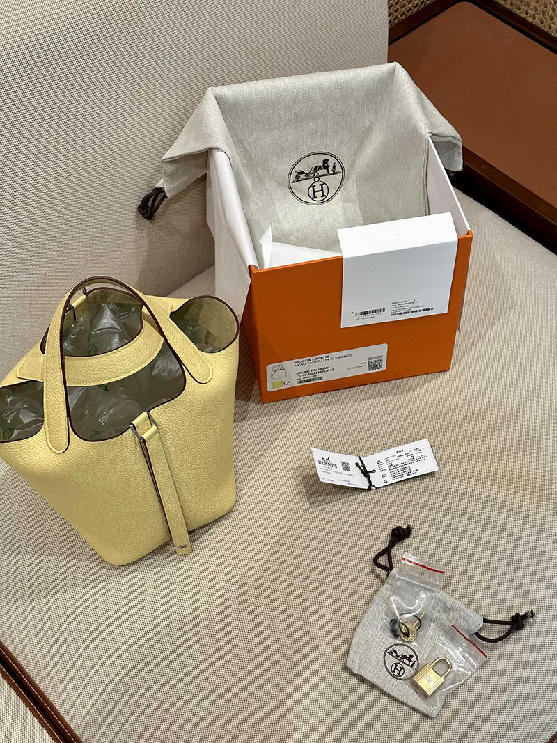 エルメス HERMES ピコタンロック 18 PM ジョーヌプッサン トリヨンクレマンス シルバー金具 2412885 ピコタン 定価 推移 - 画像 (6)