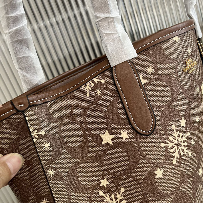 コーチ ミニ シティ トート・シグネチャー キャンバス・スター アンド スノーフレーク プリント CN682 IMWD9 カーキサドル/ゴールドマルチ ゴールド金具 コーチ トートバッグ 人気 - 画像 (3)