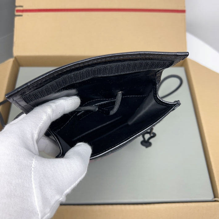 最高級 バレンシアガバッグコピー グラフィティ エクスプローラー サコッシュ 5322982AASA1000 ブラック シルバー金具 バレンシアガ バッグ メンズショルダー - 画像 (3)