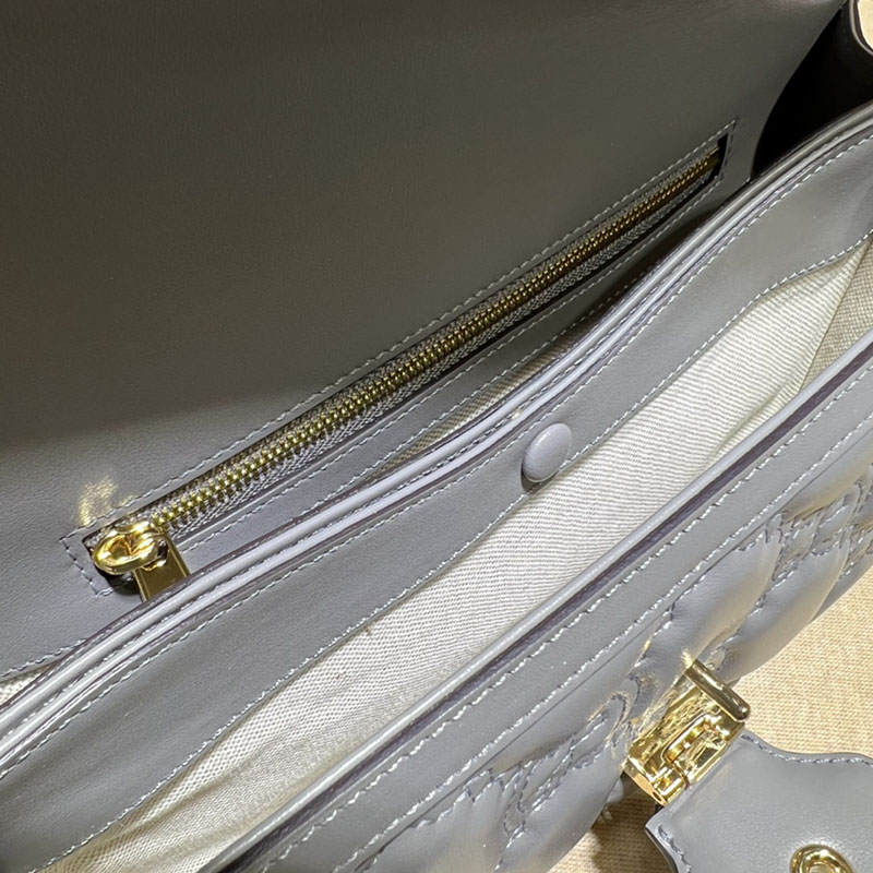 グッチ バッグ 新作 GUCCI GG MATELASSÉ SMALL SHOULDER BAG 724529 UM8HG 4946 ライトブルー ブランドバッグ アウトレット - 画像 (2)