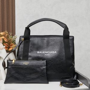 バレンシアガ バッグ 持ってる 人