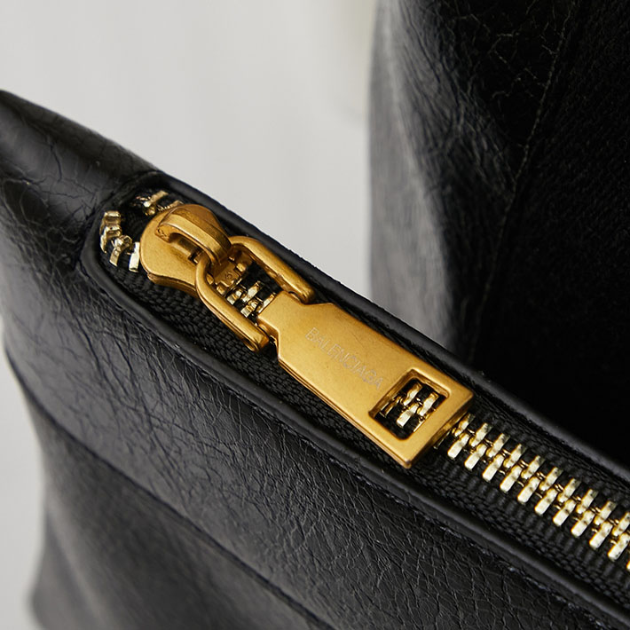 最高級 バレンシアガバッグコピー ネイビーカバス M NAVY CABAS M 5812922HH3N1000 ブラック ゴールド金具 バレンシアガ バッグ 持ってる 人 - 画像 (5)