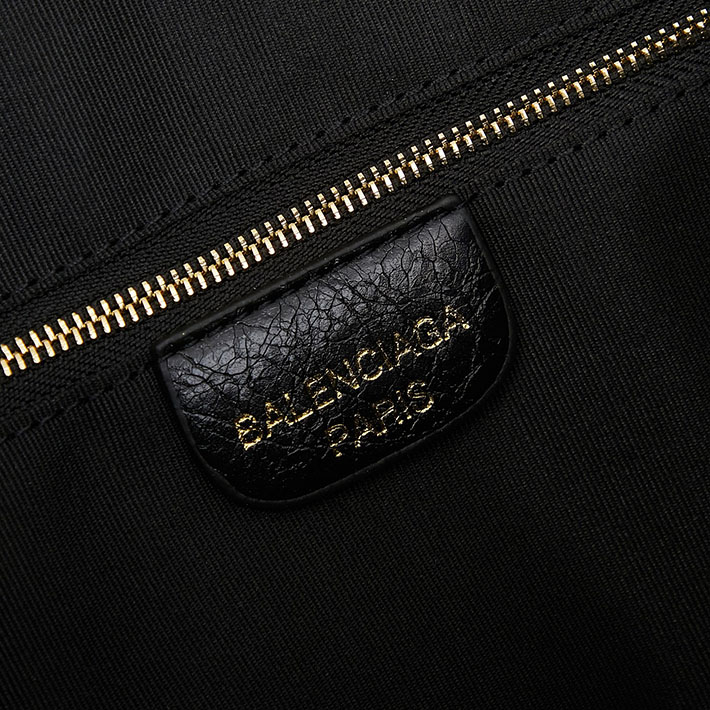 最高級 バレンシアガバッグコピー ネイビーカバス M NAVY CABAS M 5812922HH3N1000 ブラック ゴールド金具 バレンシアガ バッグ 持ってる 人 - 画像 (3)