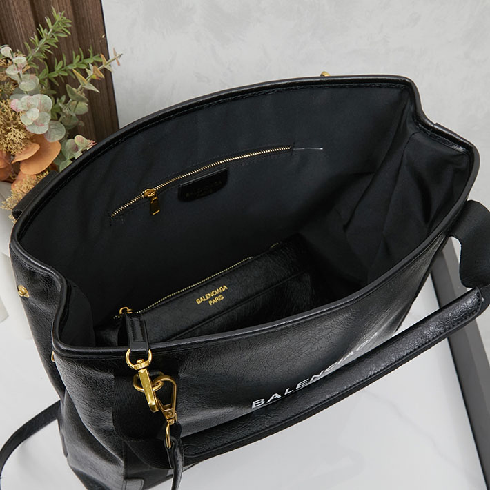 最高級 バレンシアガバッグコピー ネイビーカバス M NAVY CABAS M 5812922HH3N1000 ブラック ゴールド金具 バレンシアガ バッグ 持ってる 人 - 画像 (2)