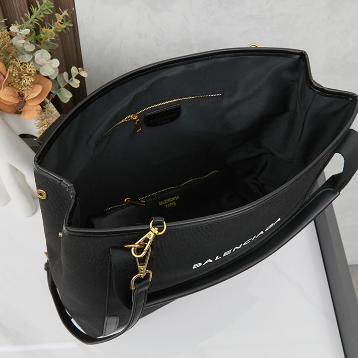 最高級 バレンシアガバッグコピー ネイビーカバス M NAVY CABAS M 581292AQ38N1000 ブラック ゴールド金具 バレンシアガ バッグ 持ってる 人 - 画像 (2)
