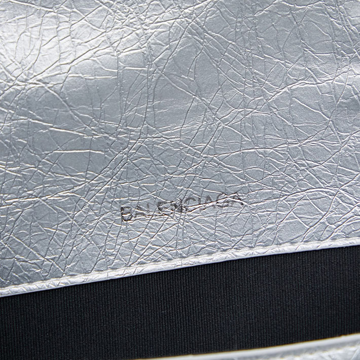 最高級 バレンシアガバッグコピー HOURGLASS X LE CAGOLE ミディアム ハンド 7815852AAY18110 シルバー シルバー金具 バレンシアガ バッグ 芸能人 - 画像 (3)
