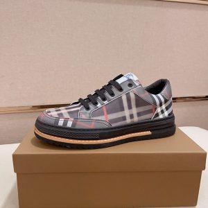 バーバリー スニーカー コーデ