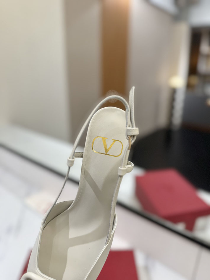 最高級ヴァレンティノスーパーコピー ヴァレンティノサンダルコピー VALENTINO 靴 2517330 ホワイト チャンキーヒール サンダル 歩きやすい - 画像 (4)