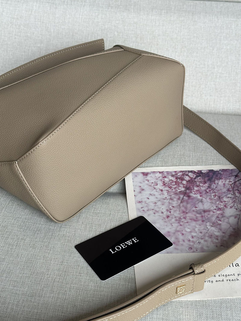 ロエベ パズルバッグ 人気色 LOEWE パズルバッグ スモール A510P60X30-2150 サンド ソフトグレインカーフ ゴールド金具 - 画像 (4)