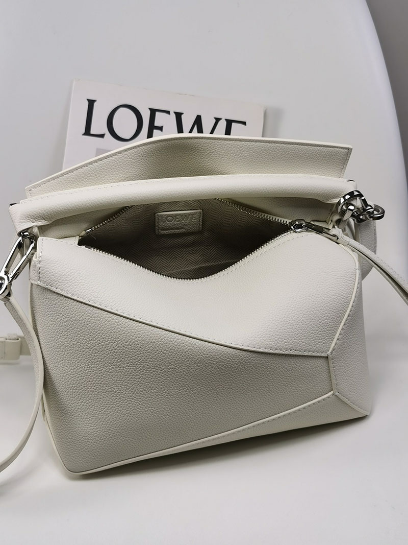 ロエベ パズルバッグ 人気色 LOEWE パズルバッグ スモール A510P60X77-9567 ソフトホワイト ソフトグレインカーフ シルバー金具 - 画像 (4)