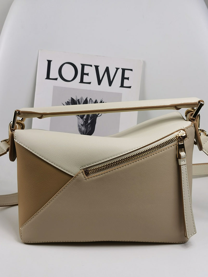 ロエベ パズルバッグ 使い勝手 LOEWE パズルバッグ スモール A510P60X30-9511 ソフトホワイト/ウォームデザート ソフトグレインカーフ ゴールド金具 - 画像 (8)