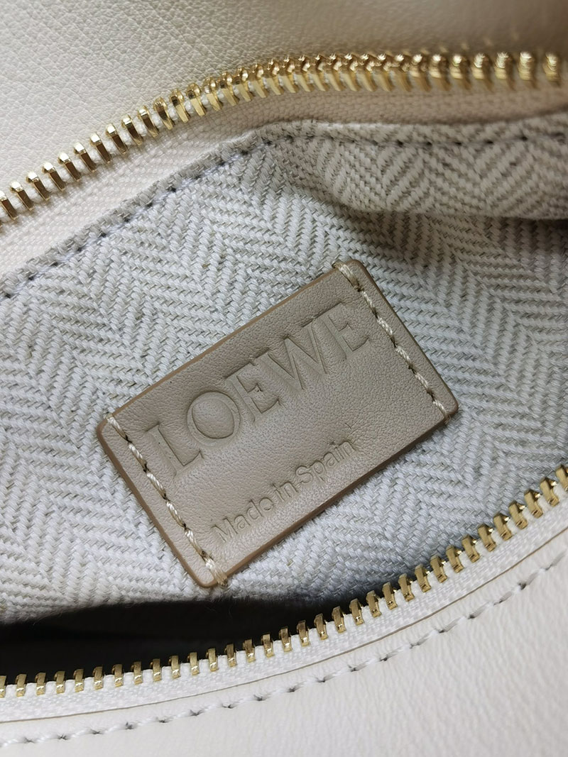 ロエベ パズルバッグ 使い勝手 LOEWE パズルバッグ スモール A510P60X30-9511 ソフトホワイト/ウォームデザート ソフトグレインカーフ ゴールド金具 - 画像 (3)