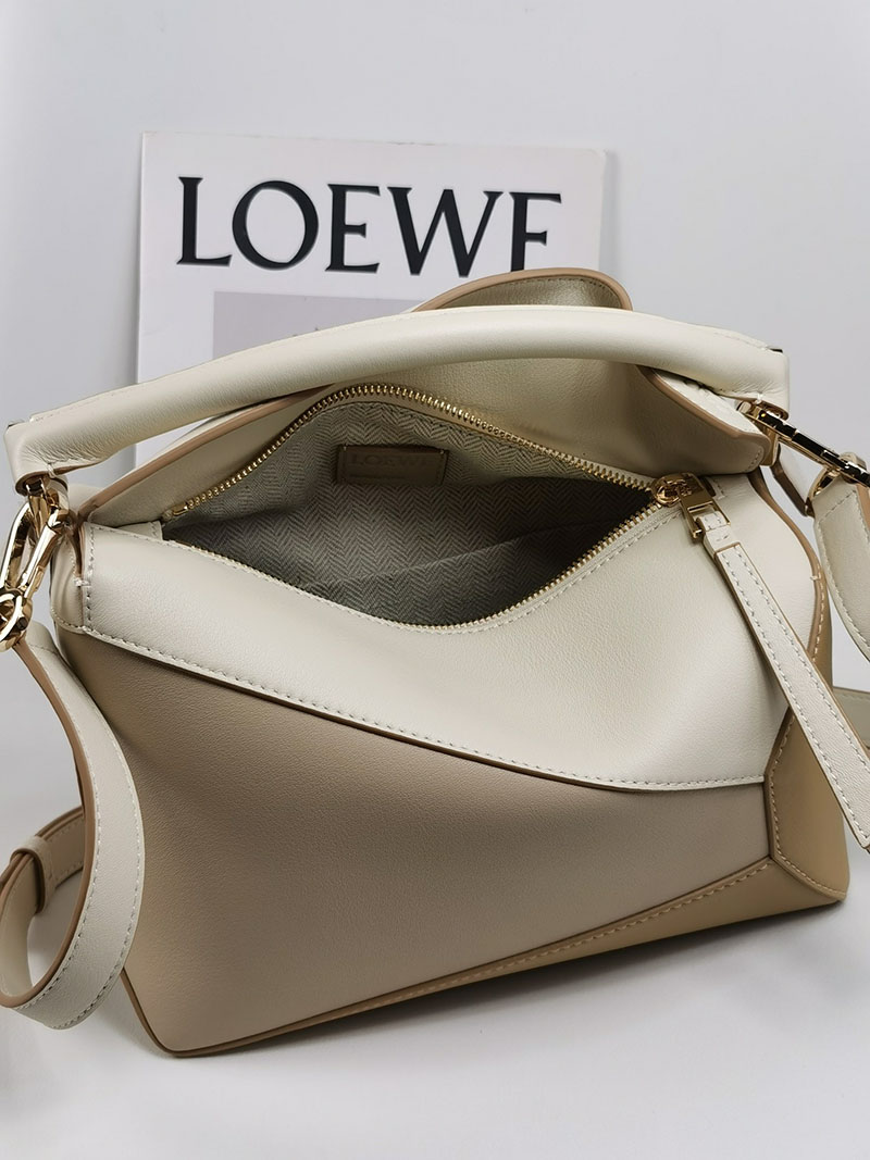 ロエベ パズルバッグ 使い勝手 LOEWE パズルバッグ スモール A510P60X30-9511 ソフトホワイト/ウォームデザート ソフトグレインカーフ ゴールド金具 - 画像 (2)