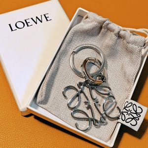 ロエベ キーリング 使い方