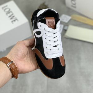 ロエベ スニーカー アウトレット