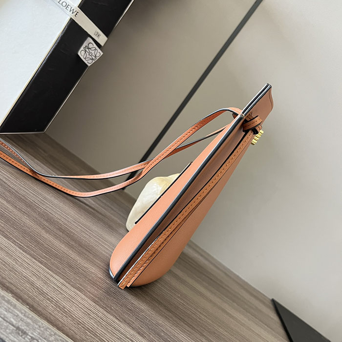 ロエベ バッグ 新作 2024 LOEWE ダイス ポケット C630R12X01-4783 ブラウニー クラシックカーフ ゴールド金具 - 画像 (9)