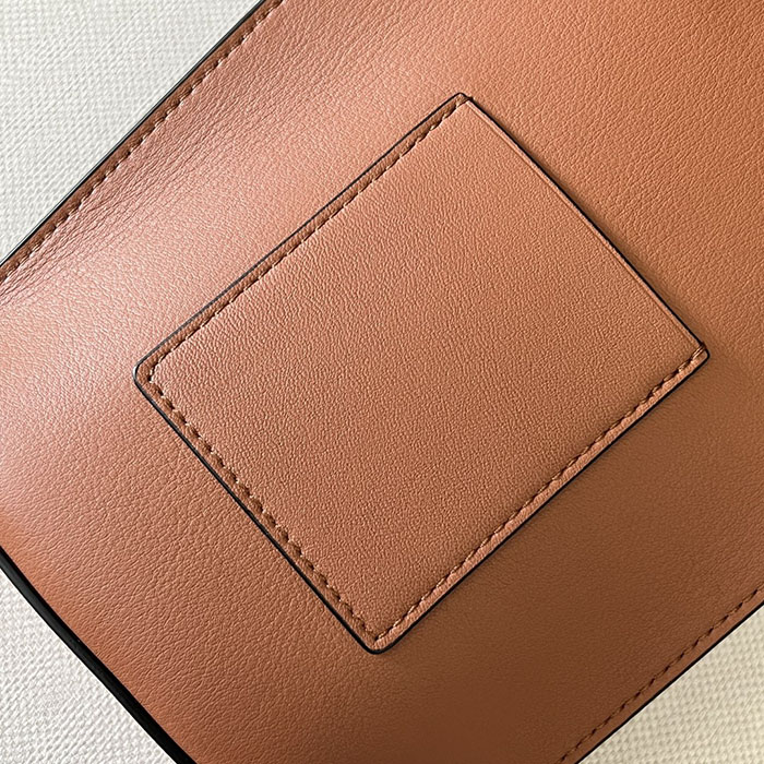 ロエベ バッグ 新作 2024 LOEWE ダイス ポケット C630R12X01-4783 ブラウニー クラシックカーフ ゴールド金具 - 画像 (4)
