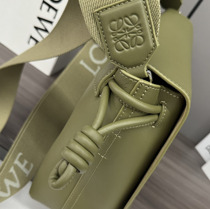 ロエベ メッセンジャーバッグ メンズ LOEWE フラメンコ-サッチェル B411FSAX04-8795 オリーブ シャイニーサプルカーフ シルバー金具 - 画像 (5)
