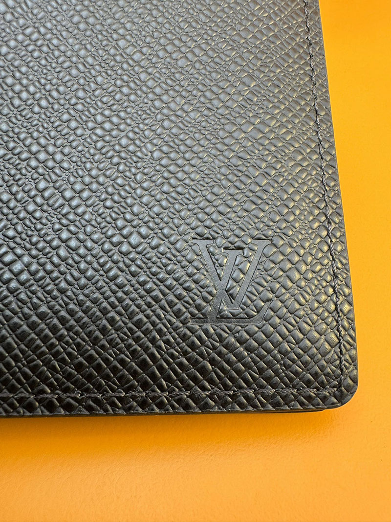 並行輸入品 ルイヴィトン ポルトフォイユ・ミュルティプル M30531 RFID タイガ・レザー ブラック 財布 メンズ 二つ折り 小銭入れあり - 画像 (6)