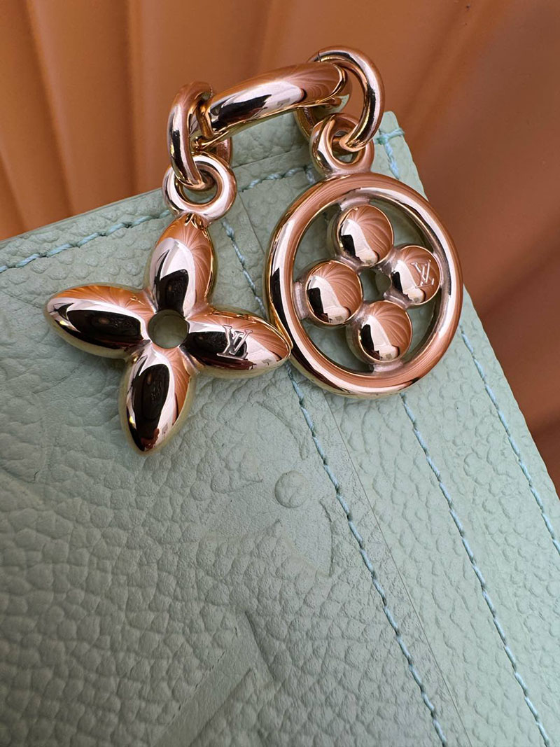 並行輸入品 ルイヴィトン アンプラント ポルト カルト・LV チャーム M83584 RFID モノグラム ジェイド グリーン ヴィトン カードケース 使い方 - 画像 (5)