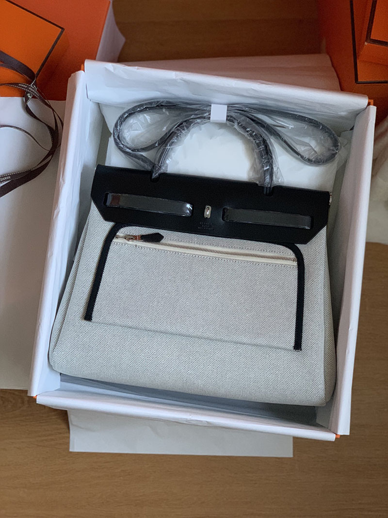 人気色 H品 エルメス エールバッグジップ 31 PM ブルーインディゴ/黒 ブラック トワルアッシュ シルバー金具 2517791 エールバッグジップ 定価 - 画像 (3)