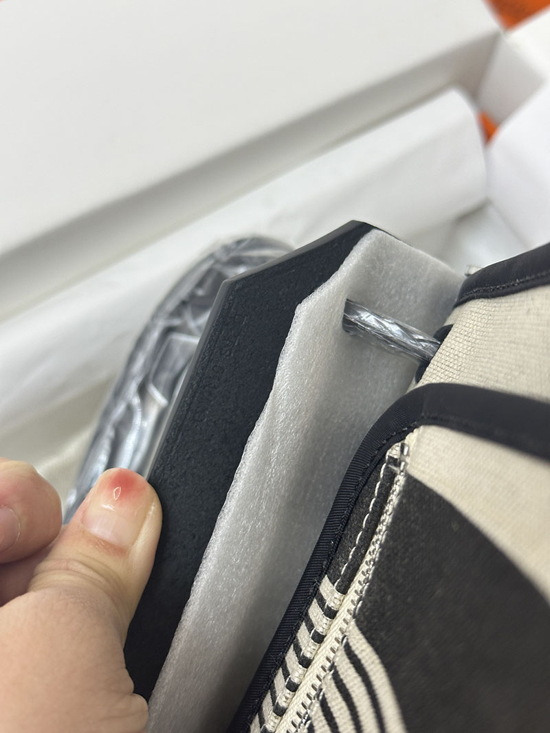 人気色 H品 エルメス エールバッグジップ 31 PM 黒 ブラック/グレー トワルアッシュ シルバー金具 2517792 エールバッグジップ 定価 - 画像 (2)
