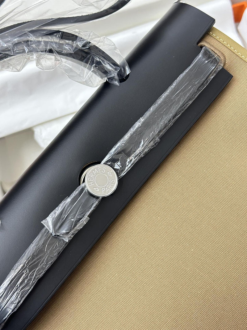 人気色 H品 エルメス エールバッグジップ 31 PM 黒 ブラック/トレンチ トワルアッシュ シルバー金具 2517793 エールバッグジップ 使い勝手 - 画像 (3)